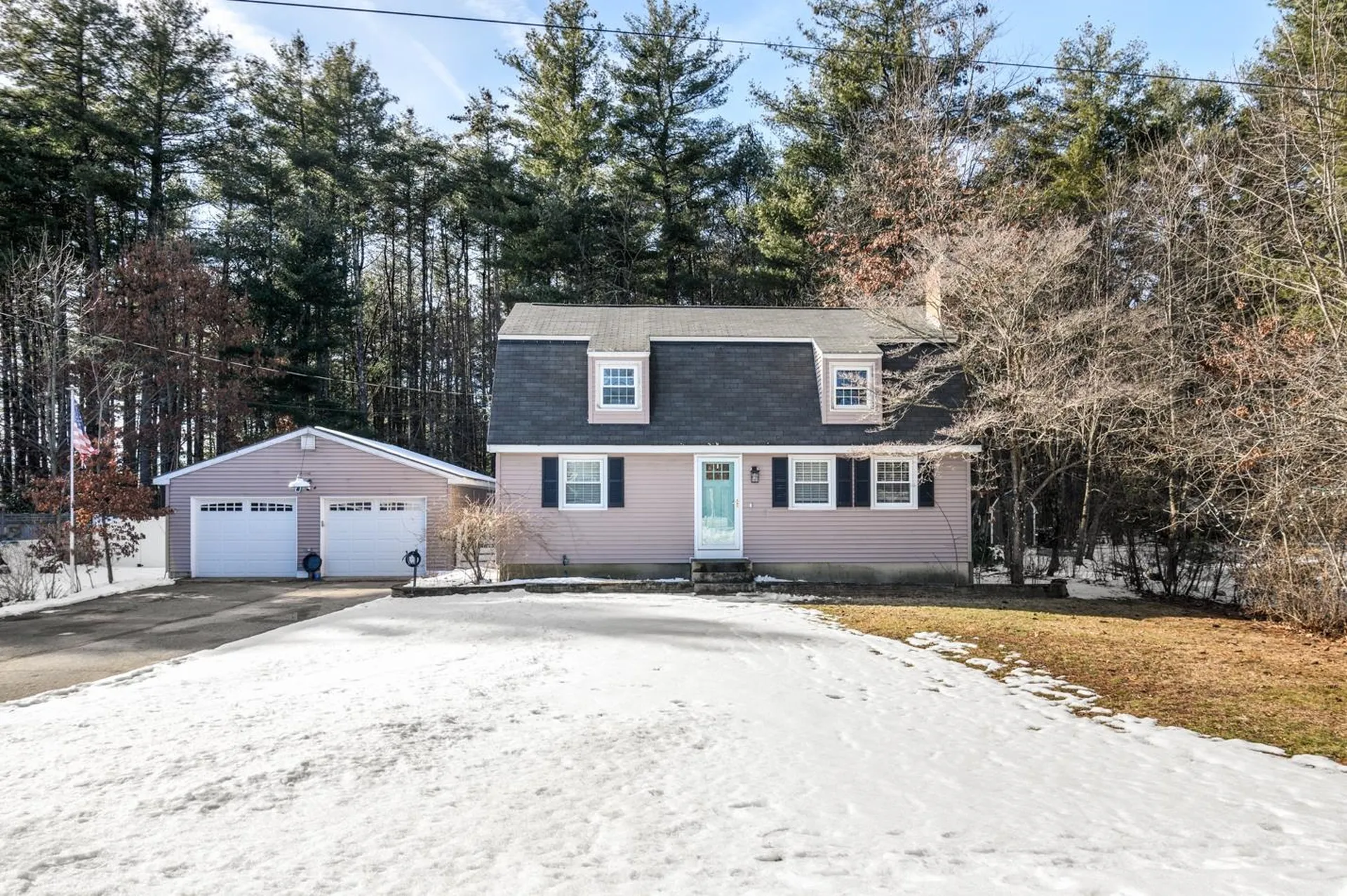 22 Watersedge Drive Nashua NH 03063