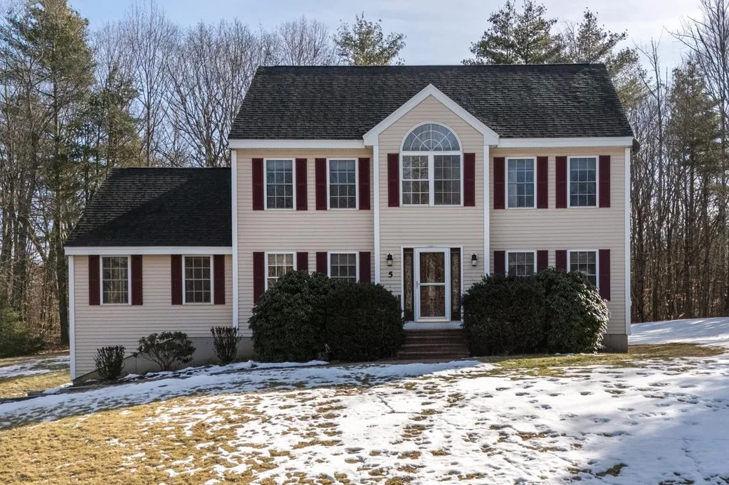 5 Abenaki Circle Chester NH 03036