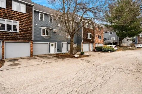 207 Valley West Way Manchester NH 03102