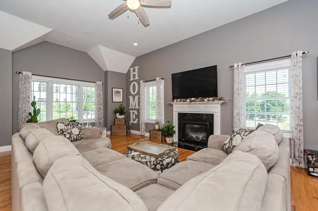 15 Squire Drive Pelham NH 03076