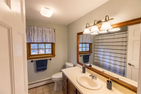 21 Barthelmess Lane Hampstead NH 03841