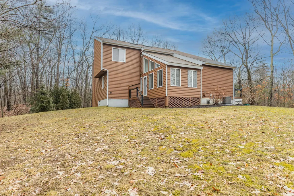 24 Seasons Lane Londonderry NH 03053
