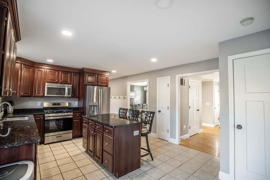 5 Fallon Drive Litchfield NH 03052