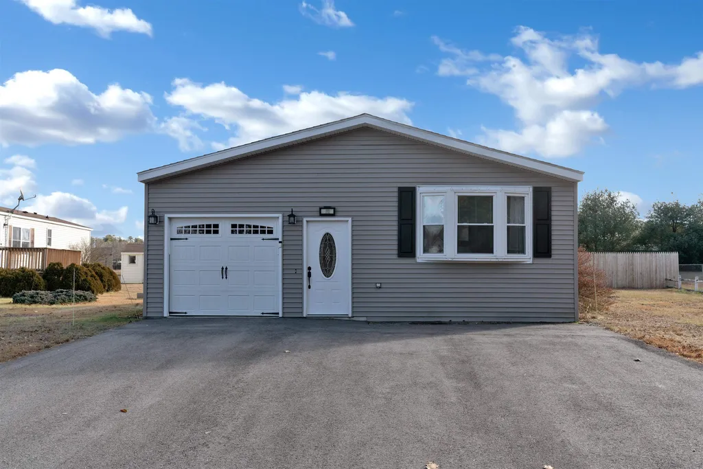 15 Daffodil Hill Lane Rochester NH 03868