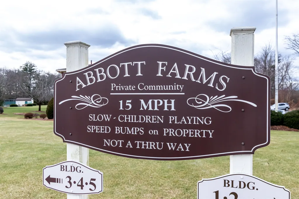 237 Abbott Farm Lane Hudson NH 03051