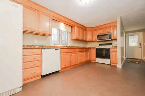 10 Pine Hollow Drive Londonderry NH 03053