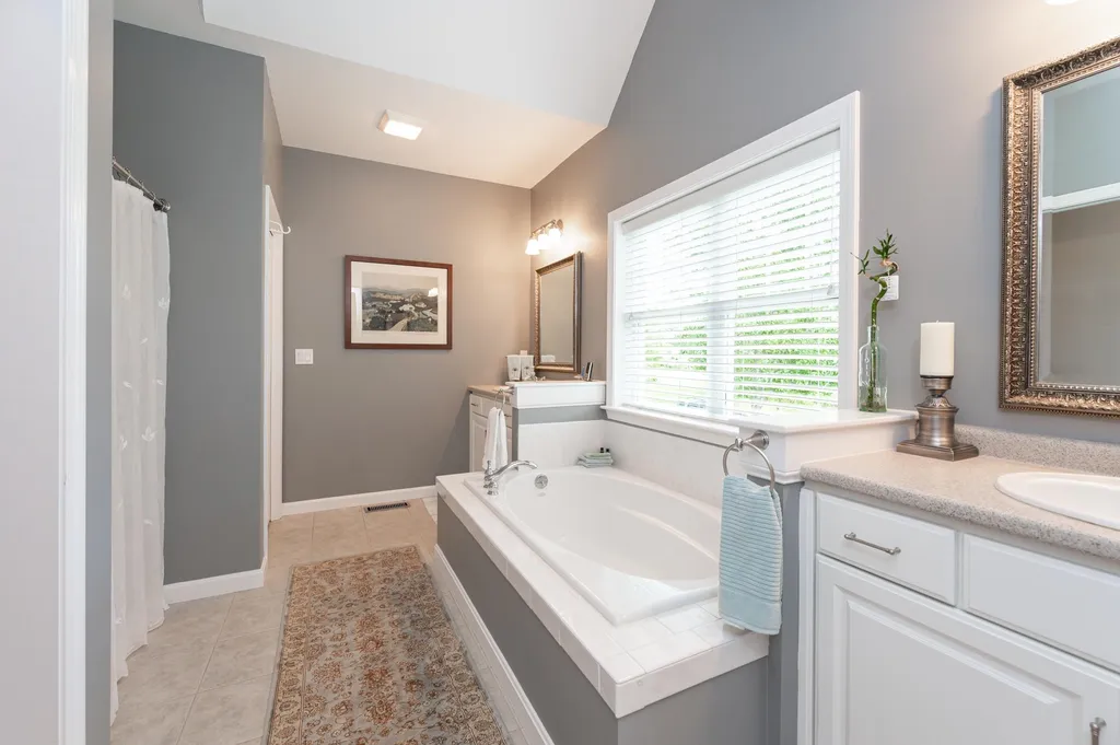 16 Smithfield Lane Bedford NH 03110