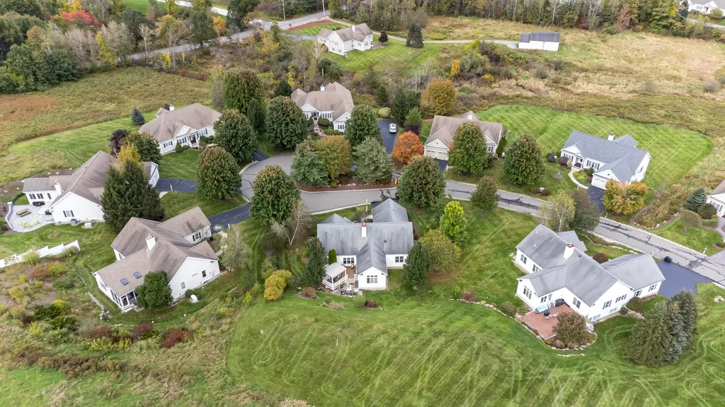 16 Smithfield Lane Bedford NH 03110
