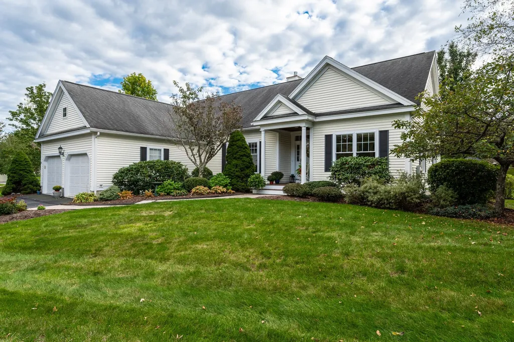 16 Smithfield Lane Bedford NH 03110