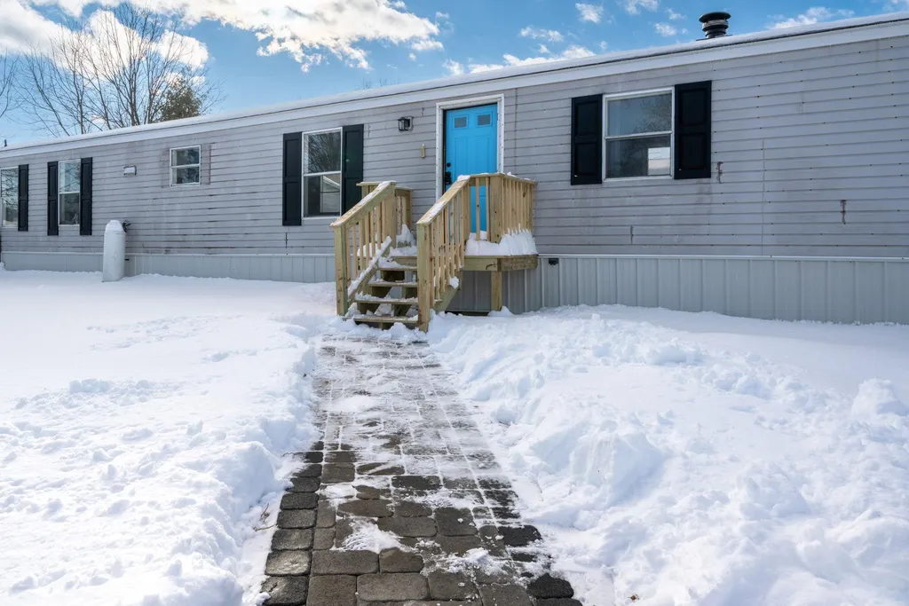 14 Mildred Avenue Raymond NH 03077