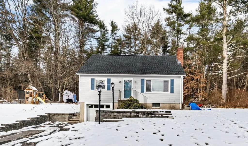 18 Hopkins Drive Hudson NH 03051