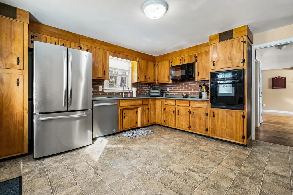 18 Hopkins Drive Hudson NH 03051