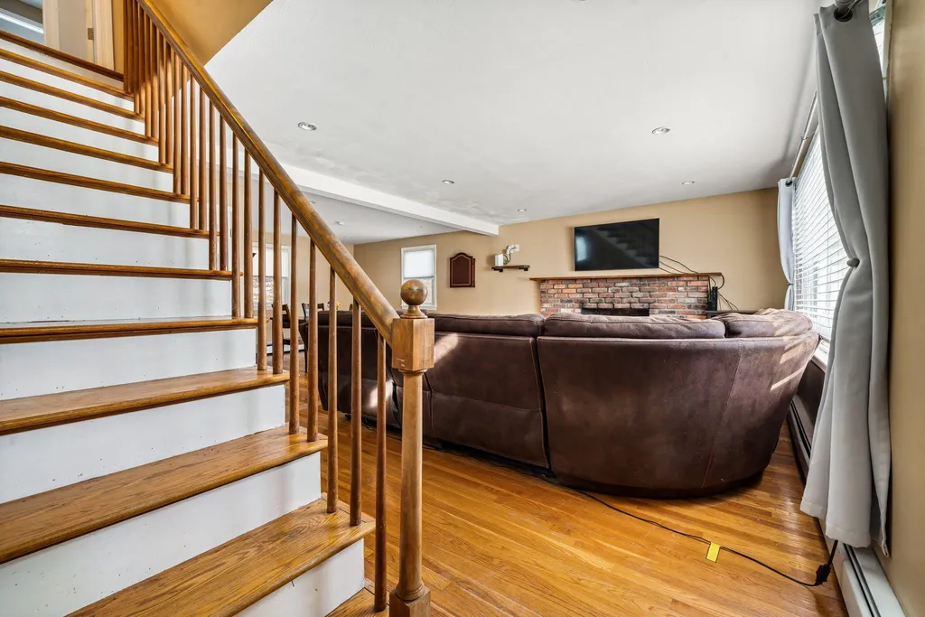 18 Hopkins Drive Hudson NH 03051