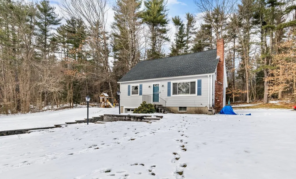 18 Hopkins Drive Hudson NH 03051