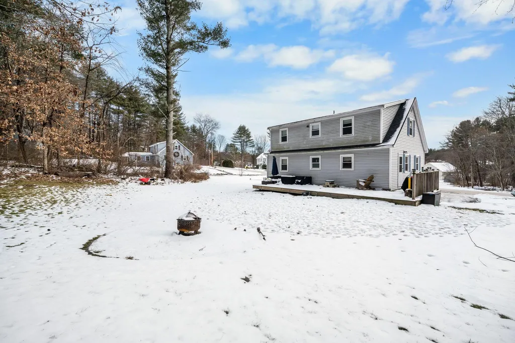 18 Hopkins Drive Hudson NH 03051