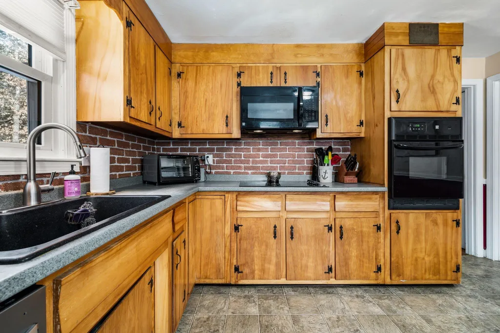 18 Hopkins Drive Hudson NH 03051