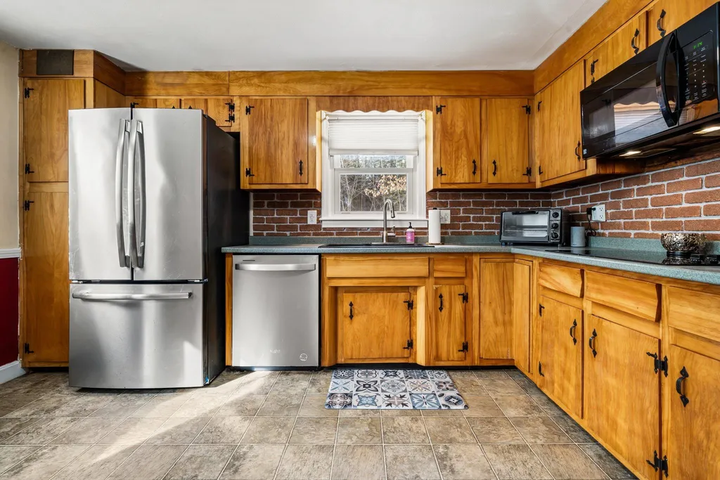 18 Hopkins Drive Hudson NH 03051