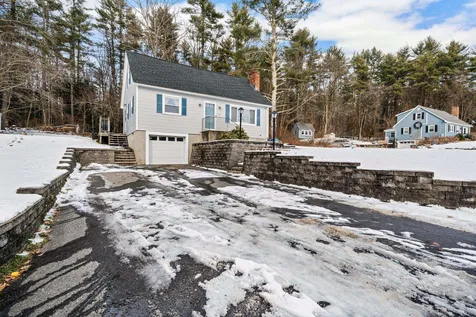 18 Hopkins Drive Hudson NH 03051