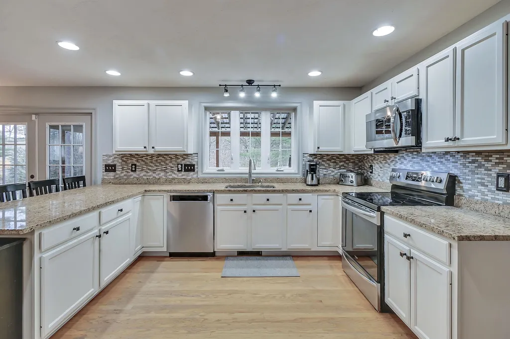 78 Middle Road Deerfield NH 03037