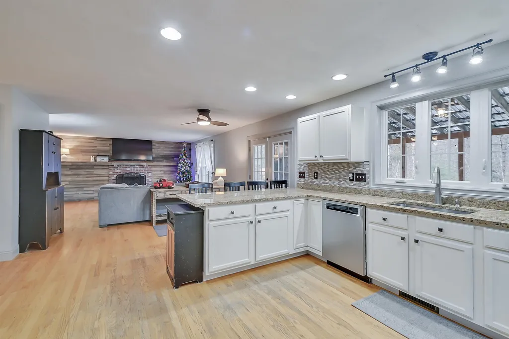 78 Middle Road Deerfield NH 03037