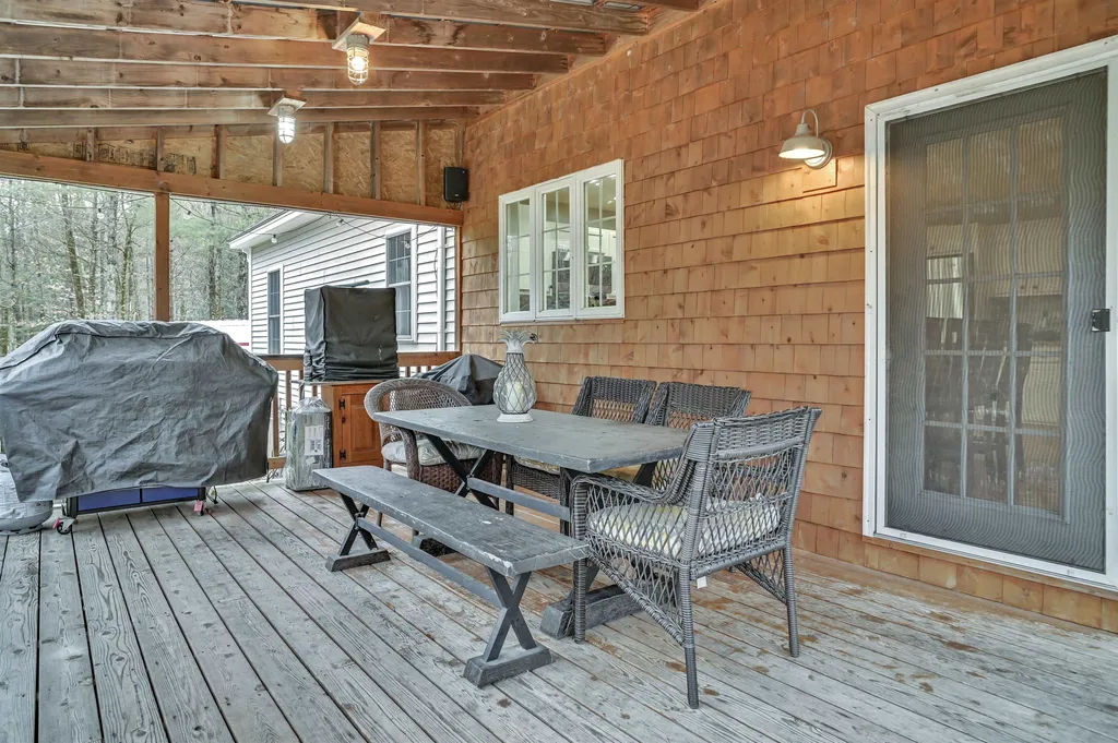 78 Middle Road Deerfield NH 03037