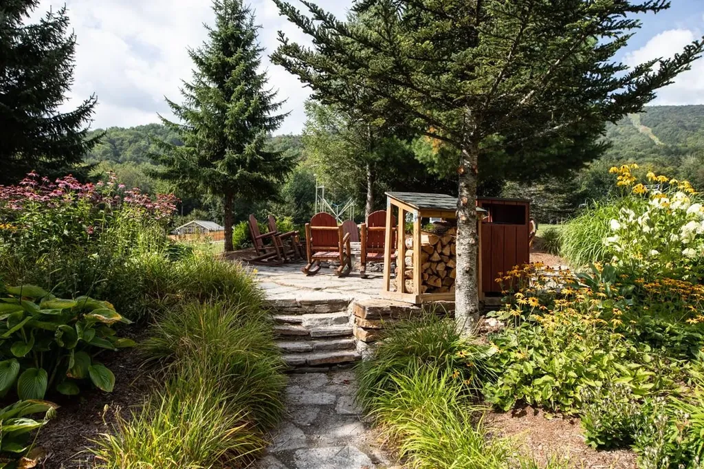 444/446 Qtr. I V Jackson Gore Inn Ludlow VT 05149