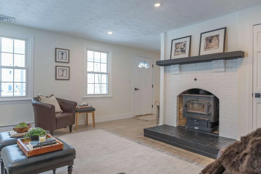 64 Hovey Road Londonderry NH 03053