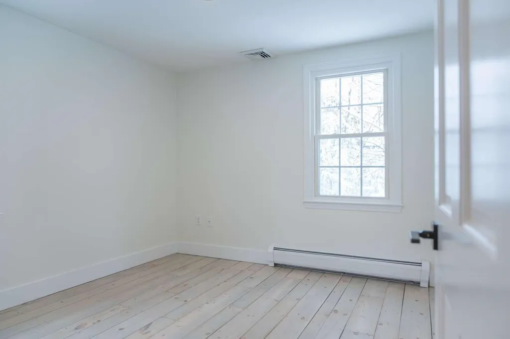 64 Hovey Road Londonderry NH 03053