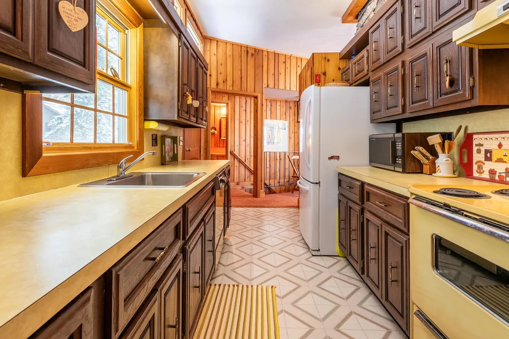 1375 Under The Mountain Road Londonderry VT 05155