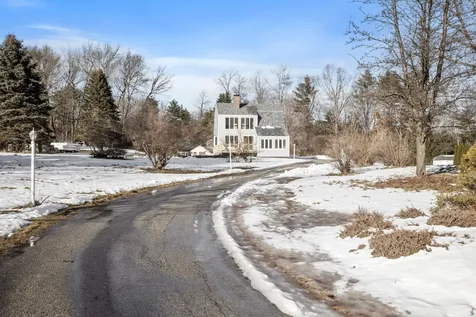 8 Wryan Road Derry NH 03038