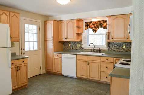 27 Langford Road Raymond NH 03077