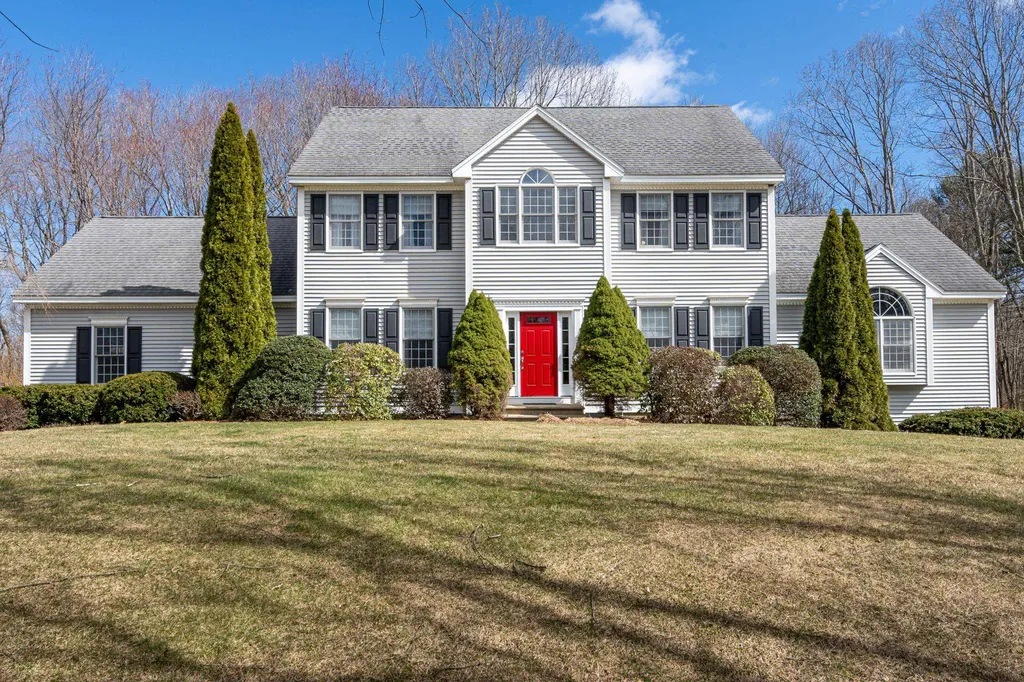 5 Angus Avenue Londonderry NH 03053