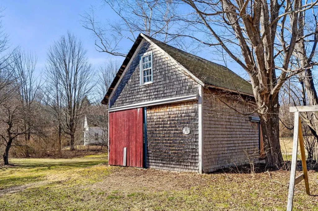 38 N. Main Street Newton NH 03858