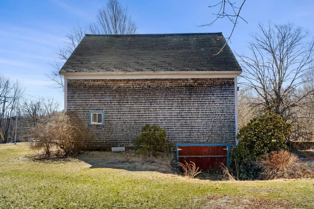 38 N. Main Street Newton NH 03858