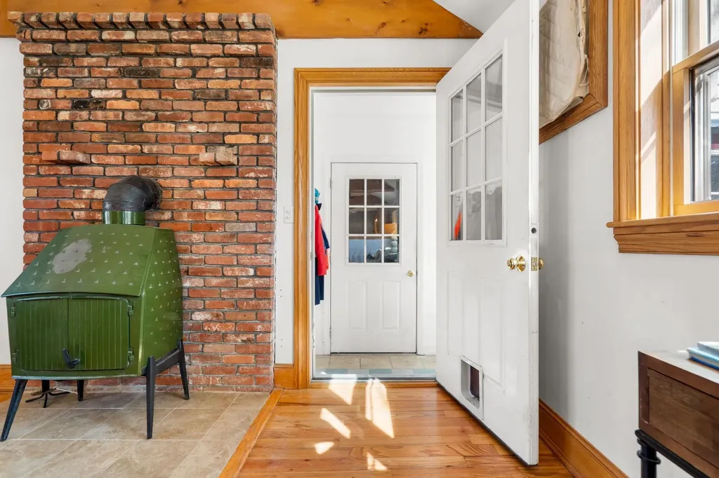 38 N. Main Street Newton NH 03858