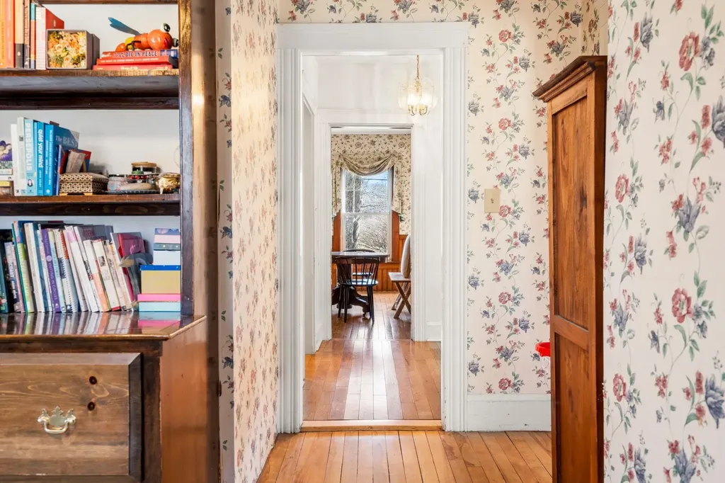 38 N. Main Street Newton NH 03858