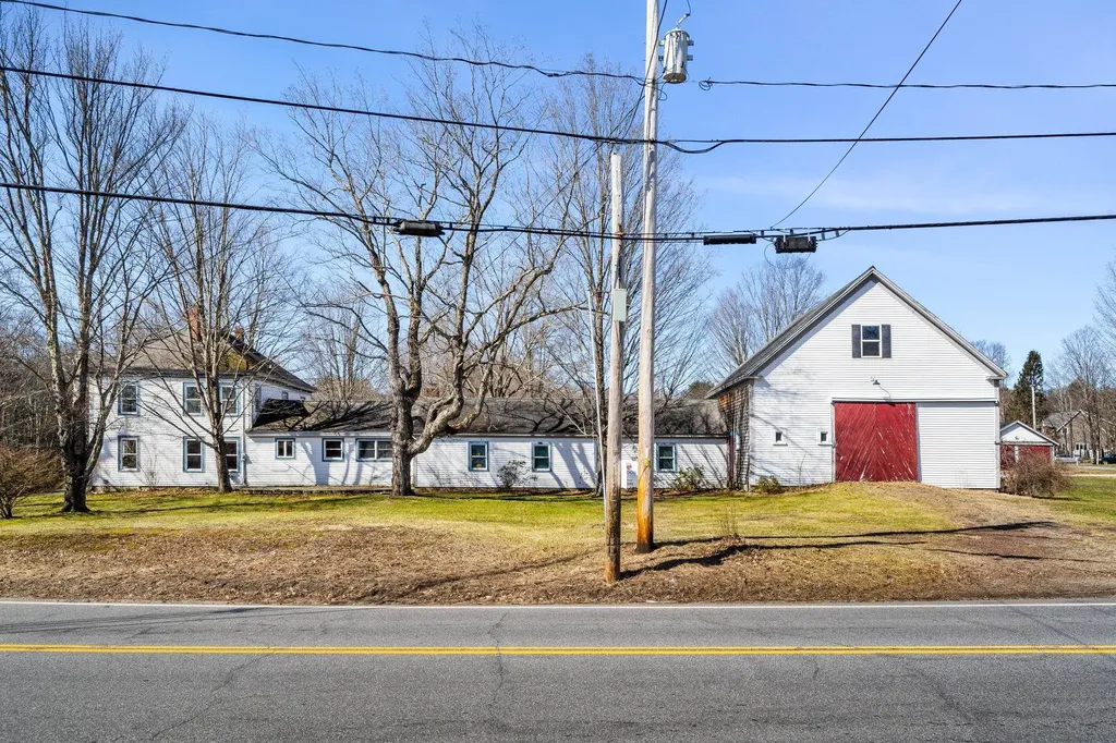 38 N. Main Street Newton NH 03858
