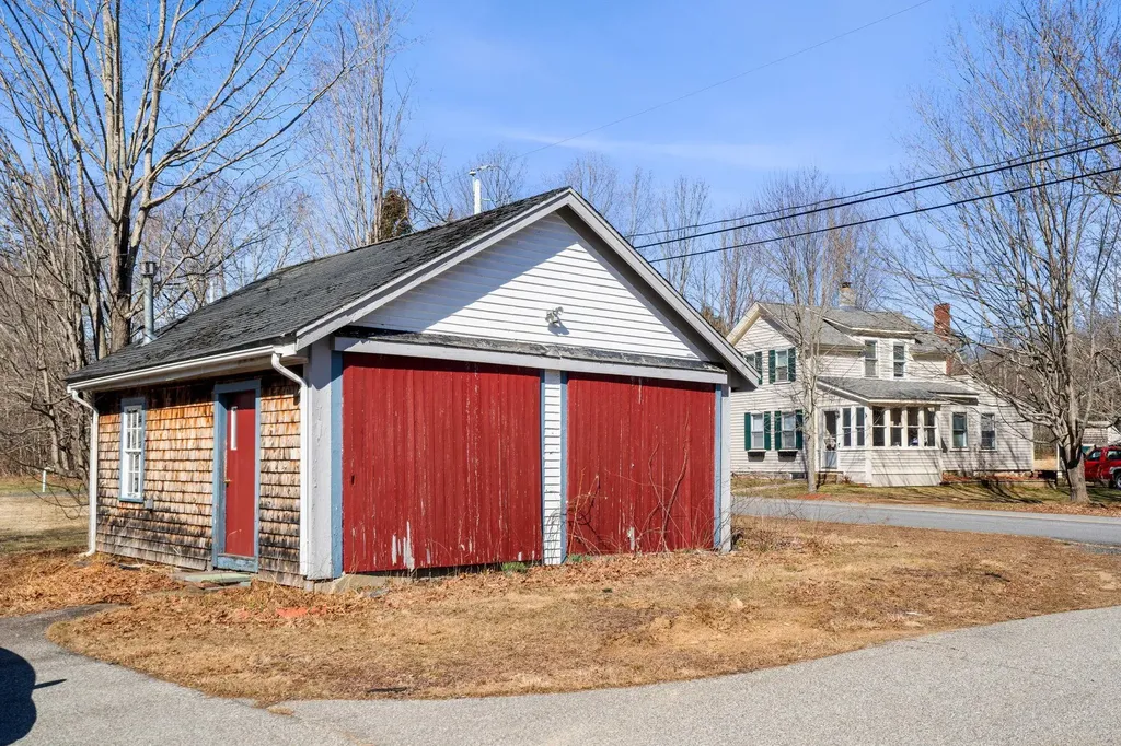 38 N. Main Street Newton NH 03858