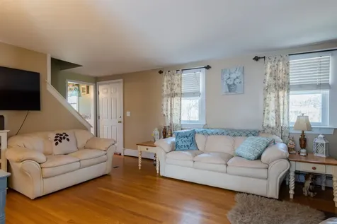 8 Edwards Street Salem NH 03079