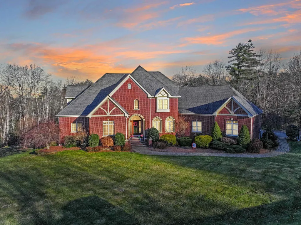 12 Chardonnay Terrace Bedford NH 03110