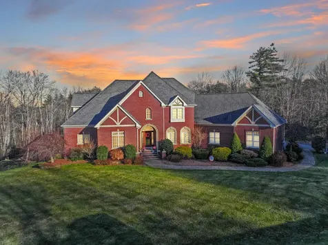 12 Chardonnay Terrace Bedford NH 03110