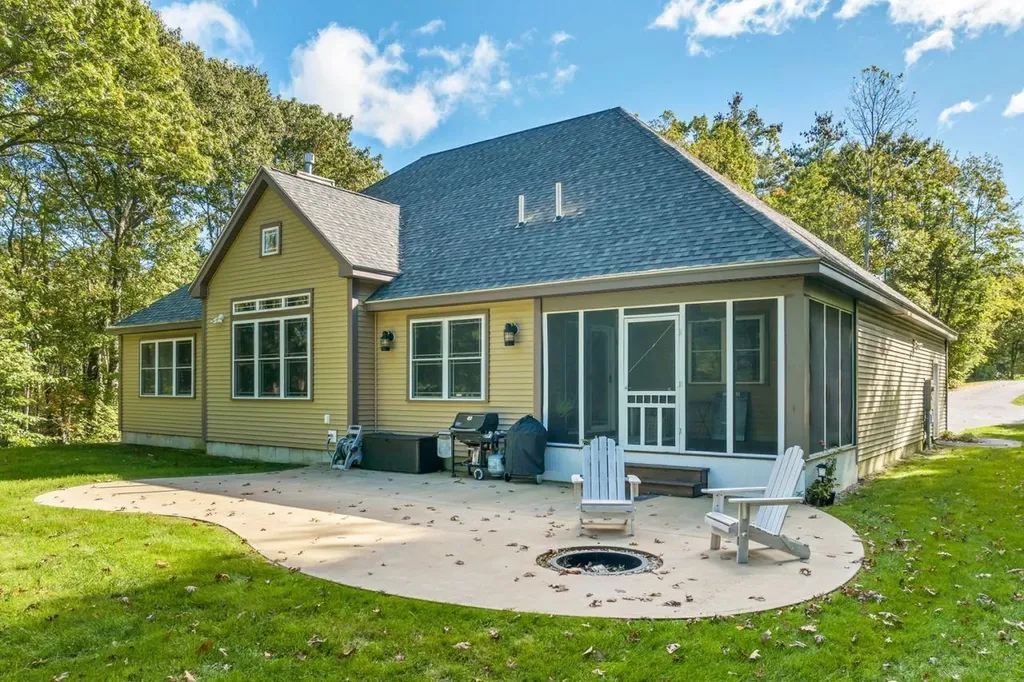 21 Aspen Drive Pelham NH 03076