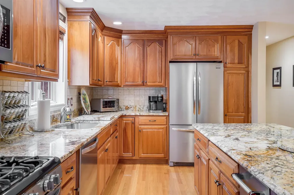 27 Priscilla Way Pelham NH 03076