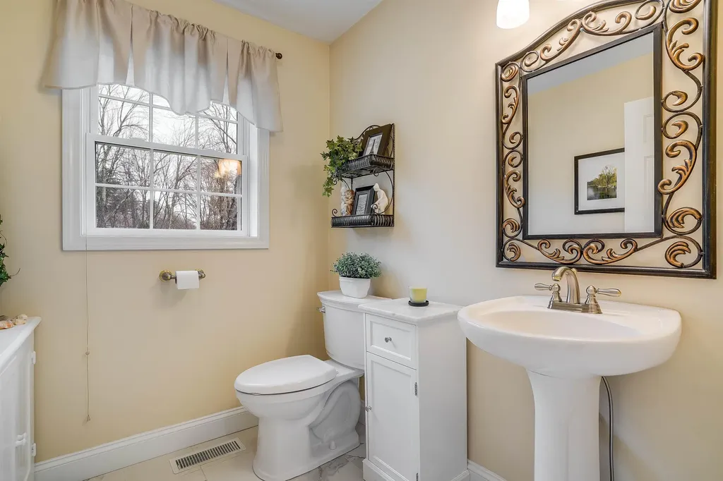 27 Priscilla Way Pelham NH 03076