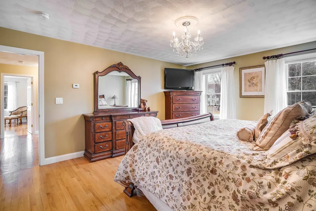 27 Priscilla Way Pelham NH 03076