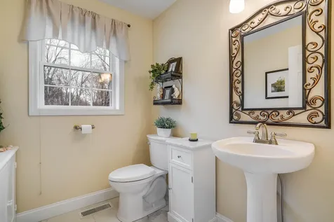 27 Priscilla Way Pelham NH 03076