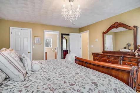 27 Priscilla Way Pelham NH 03076