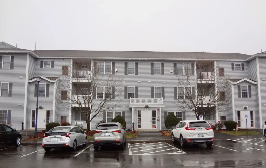 16 Crestview Circle Londonderry NH 03053