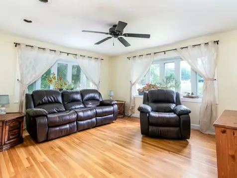 44 Cambridge Road Nashua NH 03062