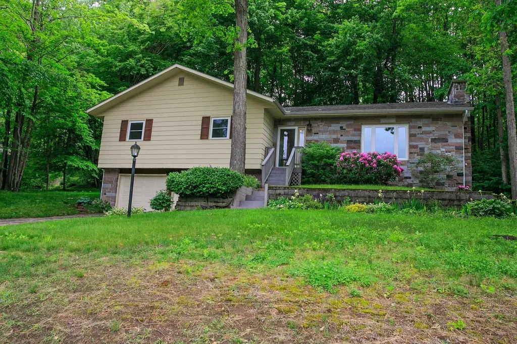 10 Greenbriar Drive Essex VT 05452